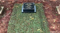 Makam Dorce Gamalama sempat dikabarkan amblas. Hal itu dibenarkan oleh Louis, salah satu petugas pemakaman dan terjadi pada sekitar dua minggu lalu, saat Ramadan. Itu kemungkinan disebabkan peti jenazah Dorce sudah mulai rusak karena tanah. Foto: Hanif/detikHOT