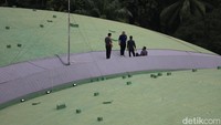 Dome atau bagian Gedung Kura-kura berkelir hijau tampak pudar.