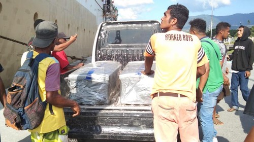 Dua peti jenasah dari Malaysia saat diturunkan dari atas KM Sirimau setelah sandar di Pelabuhan Lewoleba, Kamis (9/5/2022) petang. KM Sirimau sempat kandas di Periaran Ile Ape-Lembata sebelum akhirnya berhasil lepas kandas.