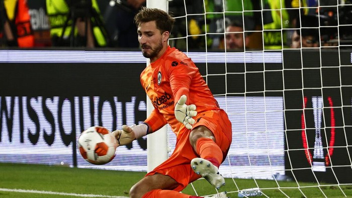Frankfurts goalkeeper Kevin Trapp makes a save during the penalty shootout during the Europa League final soccer match between Eintracht Frankfurt and Rangers FC at the Ramon Sanchez Pizjuan stadium in Seville, Spain, Wednesday, May 18, 2022. (AP Photo/Pablo Garcia)