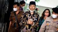 M Kace tiba di Pengadilan Negeri Jakarta Selatan (PN Jaksel) sekitar pukul 10.30 WIB. Ia tampak mengenakan peci dan pakaian batik berwarna cokelat dengan tangan diborgol.