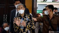 M Kace memasuki ruang sidang saat akan menjadi saksi pada sidang kasus penganiayaan terhadap dirinya oleh terdakwa Irjen Napoleon Bonaparte di PN Jaksel.  