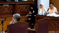 Terdakwa Irjen Napoleon (kanan) terlebih dahulu tiba di ruang sidang.