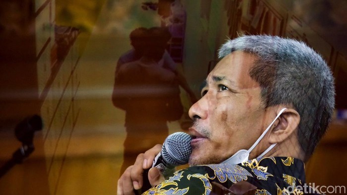 Ekspresi M Kace Saat Bersaksi di Sidang Irjen Napoleon Irjen Napoleon Bonaparte kembali menjalani sidang kasus penganiayaan terhadap M Kace. Sidang menghadirkan M Kace sebagai saksi korban.