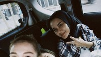 Sesekali, Ayu juga mengajak Bilqis untuk ikut bekerja bersamanya. Pulangnya, mereka asyik menikmati segelas minuman dingin yang menyegarkan. Foto: Instagram/ayutingting92