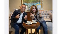Menyambut tamu yang penting baginya juga dilengkapi kopi yang nikmat. Dua cangkir kopi panas begitu cocok untuk menemani pembicaraan yang santai. Foto: Instagram/ayutingting92