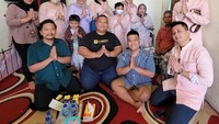 Saat merayakan lebaran, Ayu Ting Ting dan keluarga juga tampil kompak. Kenakan pakaian berwarna merah muda, terlihat beberapa suguhan yang dinikmati bersama keluarga. Foto: Instagram/ayutingting92