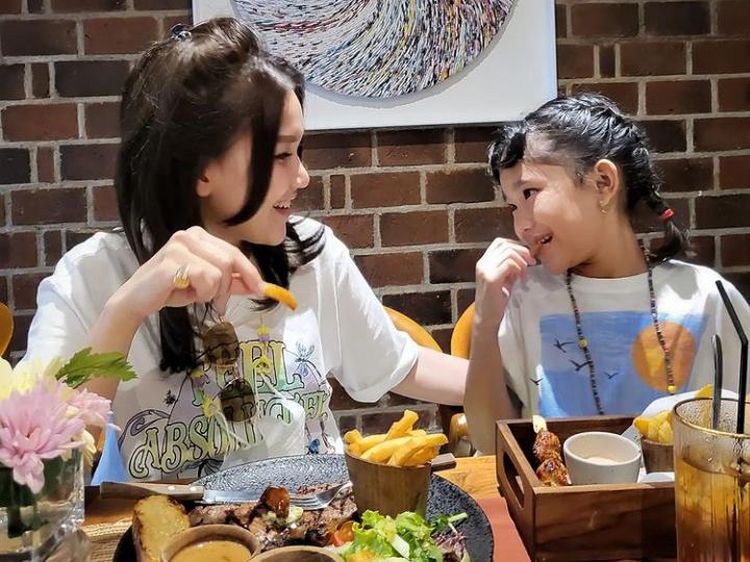 Intip Keseruan Ayu Ting Ting Saat Hangout hingga Makan Bareng Anak