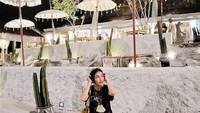 Saat berlibur ke Bali, restoran dengan suasana yang unik dan nyaman jadi pilihannya. Mengenakan pakaian yang santai, Ayu terlihat begitu menikmati suasana. Foto: Instagram/ayutingting92