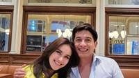 Disela-sela kesibukannya, Ayu Ting Ting sering mengisi waktu dengan kulineran. Menyambut teman baik yang tengah mengunjungi Indonesia, Ayu mengajaknya langsung untuk menikmati makanan enak. Foto: Instagram/ayutingting92