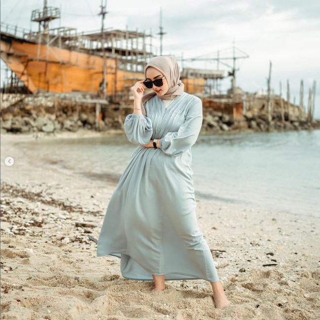 Alumnus Universitas Widyatama, Bandung ini kerap membagikan gaya busana dan hijab warna pastel yang feminin. Foto: Dok. Instagram @dinanfajrina.