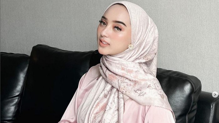 Gaya hijab istri Doni Salmanan, Dinan Nurfajrina Salmanan.