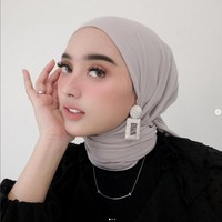 Dinan mendapatkan kritik dari warganet karena gaya hijabnya. Ada yang menyarankan agar Dinan tidak memperlihatkan aurat. Memang boleh ya pake jilbab tapi kelihatan kuping cuma buat keliatan anting, tanya akun @jkpryt2901. Kenapa setiap pake hijab telinganya suka keliatan kak? Kan itu aurat kak. Jadi apa fungsi kaka berhijab?. Mohon maaf ya kak berhijab itu harus sesuai syariat, jangan hanya mengikuti tren, takutnya malah banyak yang niruin berhijab seperti itu. Nantinya malah jadi dosa jariyah+orang-orang ngikutin gaya kakak. Maaf hanya mengingatkan 🙏🙏🙏🙏, saran akun @am.ariesss. Foto: Dok. Instagram @dinanfajrina.