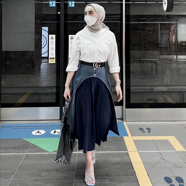 Dinan aktif di Instagram sejak tahun 2017. Ia sering membagikan potongan film, foto OOTD, buku hingga kegiatan bersama teman-teman. Tidak hanya di Instagram, Dinan juga aktif di TikTok @dinanfajrina. Foto: Dok. Instagram @dinanfajrina.