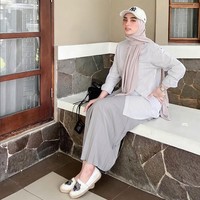 Mengobati kerinduannya pada Doni Salmanan, Dinan membagikan foto OOTD dengan memakai baju sang suami. Outfit pake baju ayang🖤, tulis @dinanfajrina. Wanita yang lahir pada 20 Mei 1988 ini mengenakan hijab pashmina dipadu dengan topi. Warganet langsung memuji gaya hijab Dinan yang menutupi bagian telinga. Suka banget lihat teh dinan pake hijab gini yang nutup telinga adem banget liatnya😍, ujar akun @resaareswaraa__. Kok cantikan kupingnya ditutup Dinan, ucap akun @riansyah_siiip. Foto: Dok. Instagram @dinanfajrina.