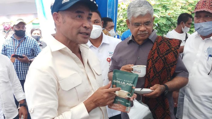 Gubernur NTT Viktor Bungtilu Laiskodat dengan bangganya mempromosikan kopi kas yang diproduksi di Ende, dan dipamerkan saat kunjungan kerjanya ke Moni, Kabupten Ende, 11 April 2022.