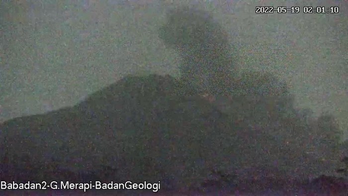 Gunung Merapi luncurkan awan panas sejauh 2,5 km, Kamis (19//5/2022) pukul 01.59 WIB.