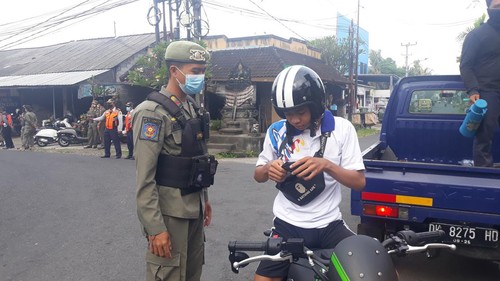Ilustrasi kegiatan sidak masker yang digelar di Jalan Trenggana, Denpasar pada Selasa, 19 April 2022 lalu.