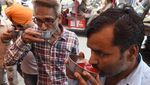 India Panas Banget, Orang-orang Berebut Minum Es