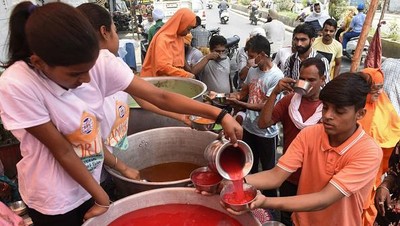 India Panas Banget, Orang-orang Berebut Minum Es