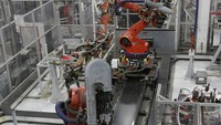 Robot di pabrik Tesla melengkapi presisi manual dan kemampuan beradaptasi pekerja manusia. Foto: AP/Jeff Chiu