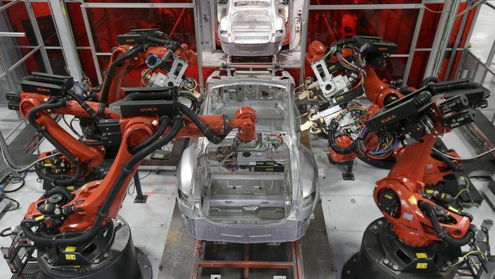 Intip Kecanggihan Pabrik Mobil Listrik Tesla (AP Photo/Jeff Chiu)