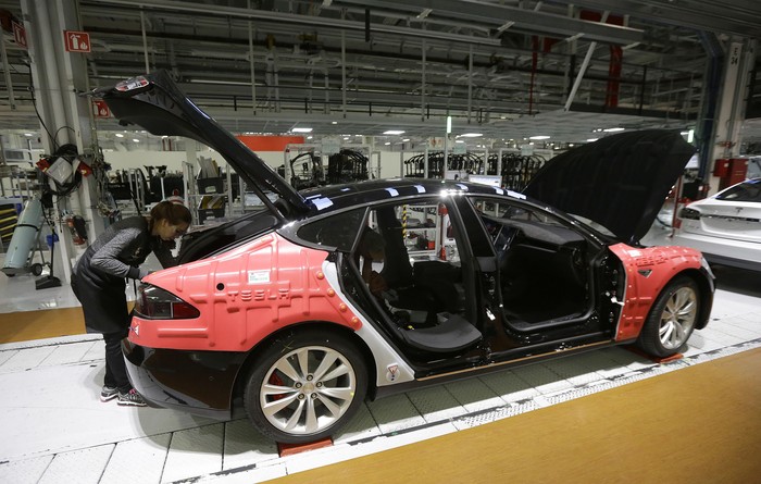 Intip Kecanggihan Pabrik Mobil Listrik Tesla Intip Kecanggihan Pabrik Mobil Listrik Tesla (AP Photo/Jeff Chiu)