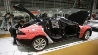 Saat ini, pabrik Tesla berada di 3 benua. Tesla telah mempekerjakan lebih dari 70.000 orang untuk memproduksi mobil listrik, baterai beserta pendukungnya. Foto: AP/Jeff Chiu