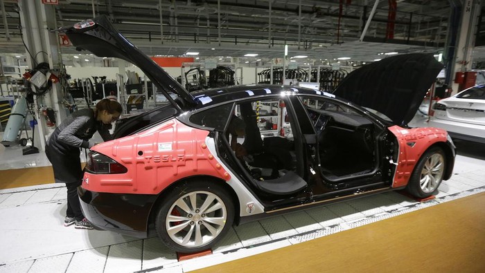 Intip Kecanggihan Pabrik Mobil Listrik Tesla (AP Photo/Jeff Chiu)