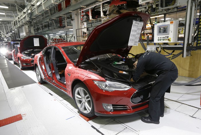 Intip Kecanggihan Pabrik Mobil Listrik Tesla Intip Kecanggihan Pabrik Mobil Listrik Tesla (AP Photo/Jeff Chiu)