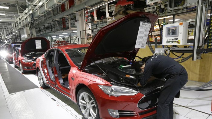 Intip Kecanggihan Pabrik Mobil Listrik Tesla (AP Photo/Jeff Chiu)