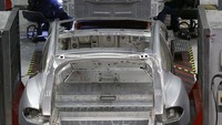 Dalam memproduksi mobil listrik, pabrik Tesla dibekali robot-robot canggih. Foto: AP/Jeff Chiu