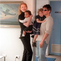 Tak heran jika Bella kini tidak lagi dekat dengan ibunya Nicole Kidman yang tidak mengikuti ajaran tersebut. Bella diperkenalkan Scientologi oleh Tom Cruise yang sudah bertahun-tahun lamanya menjadi pengikut ajaran yang dinilai kontroversial itu. Seperti inilah potret kebersamaan Isabella dengan saudaranya Conor Cruise semasa kecil bersama kedua orangtuanya.Foto: Getty Images