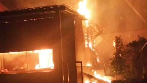 kantin dan loket tiket objek wisata Taman Edelweis yang terbakar Rabu (18/5/2022) malam