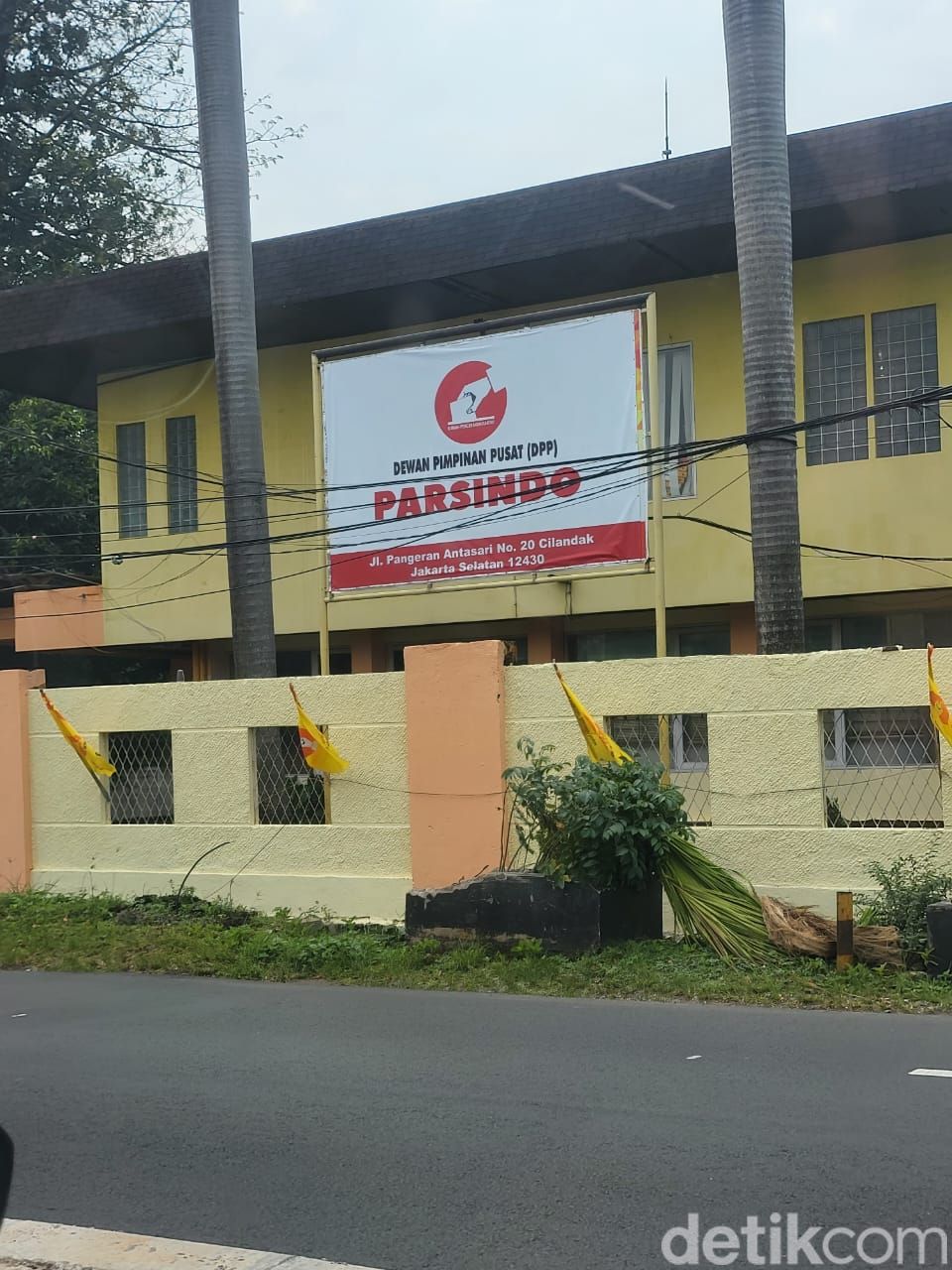 Kantor lama Partai Berkarya kini dipakai Parsindo (Ahmad Toriq/detikcom). Kantor lama Partai Berkarya kini dipakai Parsindo (Ahmad Toriq/detikcom).