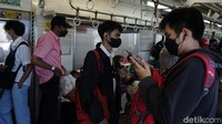 Presiden Joko Widodo (Jokowi) melonggarkan aturan penggunaan masker, tidak wajib untuk aktivitas di luar ruangan tetapi masih harus digunakan di transportasi umum. KAI Commuter juga telah menyesuaikan kebijakan terkait hal tersebut.
