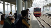 Mulai 18 Mei 2022, operasional dan layanan KRL dan KA Lokal disesuaikan dengan aturan terbaru yakni Surat Edaran Kementerian Perhubungan Nomor 57 tahun 2022.