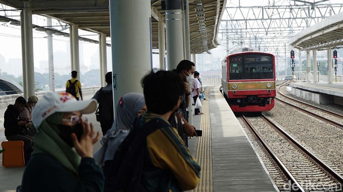 Mulai 18 Mei 2022, kapasitas penumpang Commuter Line ditambah. Jika sebelumnya 60 persen kini menjadi 80 persen atau 130-135 pengguna per kereta.