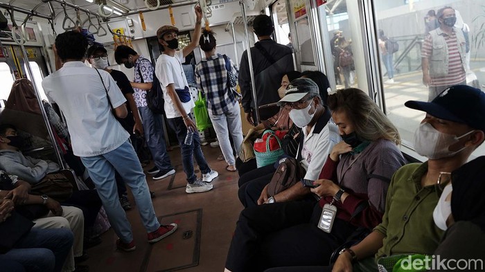 Mulai 18 Mei 2022, kapasitas penumpang Commuter Line ditambah. Jika sebelumnya 60 persen kini menjadi 80 persen atau 130-135 pengguna per kereta.