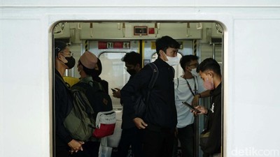 Suasana KRL yang Kini Kapasitas Penumpang Jadi 80 Persen