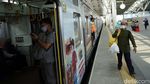 Suasana KRL yang Kini Kapasitas Penumpang Jadi 80 Persen