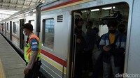 Saat ini, pengguna yang membawa anak-anak terutama balita disarankan untuk menghindari kepadatan saat menggunakan layanan KRL. Petugas akan mengatur pergerakan pengguna anak-anak yang akan menggunakan KRL, selama tidak terlalu padat petugas akan mengizinkan untuk naik KRL.