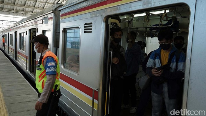 Mulai 18 Mei 2022, kapasitas penumpang Commuter Line ditambah. Jika sebelumnya 60 persen kini menjadi 80 persen atau 130-135 pengguna per kereta.