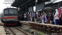 Sejumlah penumpang menunggu kereta rel listrik (KRL) di Stasiun Manggarai, Jakarta, Kamis (19/5/2022).