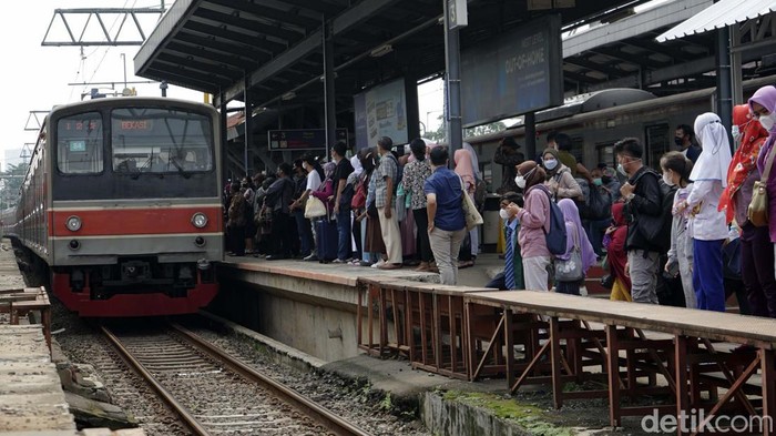 Kapasitas Penumpang KRL Kini Jadi 80 Persen Mulai 18 Mei 2022, kapasitas penumpang Commuter Line ditambah. Jika sebelumnya 60 persen kini menjadi 80 persen atau 130-135 pengguna per kereta.
