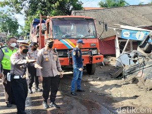 Sopir Truk Akui Rem Rusak Sebelum Ngeblong Tabrak 9 Rumah-3 Mobil di Pasuruan
