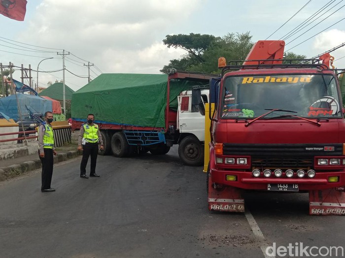 Kecelakaan truk di jalan Pantura Kudus-Pati, Kamis (19/5/2022).
