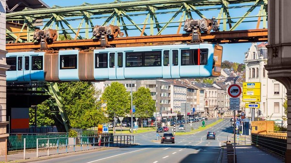 Pada saat pembuatannya, sebanyak hampir 20 ribu ton baja digunakan untuk membuat jalur layangnya pada tahun 1898. Schwebebahn merupakan kereta api layang elektrik tertua di dunia dengan gerbong menggantung. (Getty Images/CNN) Pada saat pembuatannya, sebanyak hampir 20 ribu ton baja digunakan untuk membuat jalur layangnya pada tahun 1898. Schwebebahn merupakan kereta api layang elektrik tertua di dunia dengan gerbong menggantung. (Getty Images/CNN)