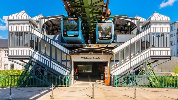 Kota Wuppertal di Jeman menjadi salah satu jalur metro yang paling tak biasa di dunia. Di sanalah terdapat kereta gantung Scwebebahn. (Getty Images/CNN)