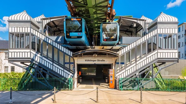 Kota Wuppertal di Jeman menjadi salah satu jalur metro yang paling tak biasa di dunia. Di sanalah terdapat kereta gantung Scwebebahn. (Getty Images/CNN) Kota Wuppertal di Jeman menjadi salah satu jalur metro yang paling tak biasa di dunia. Di sanalah terdapat kereta gantung Scwebebahn. (Getty Images/CNN)